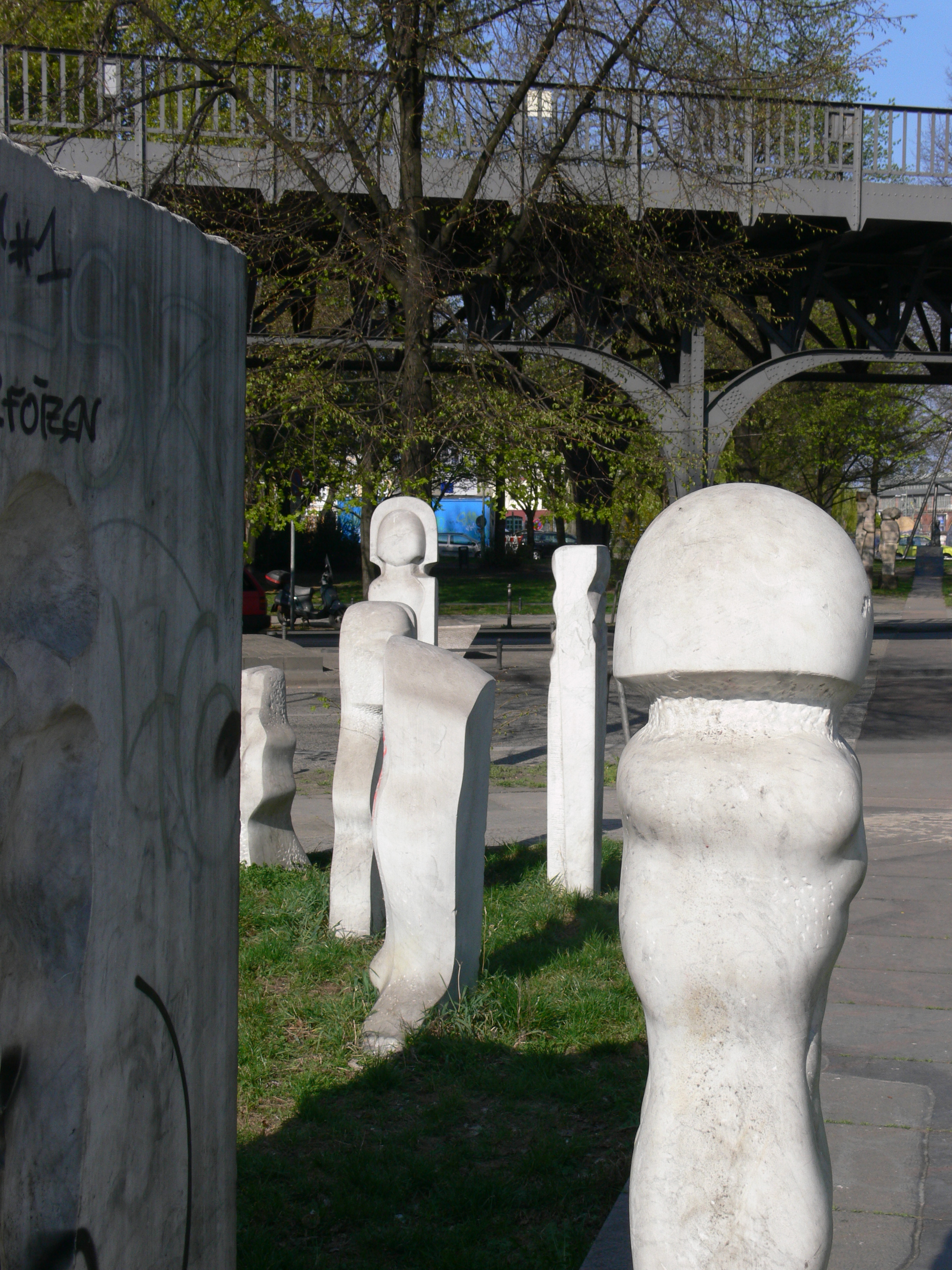 A marble stele from Mehmet Aksoy’s Menschen in der Stadt ensemble in Berlin, combining enlarged anatomical forms.